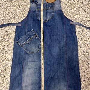 Kézzel készült, farmer kötény egyedi bőrfelvarróval - otthon & életmód - konyhafelszerelés, tálalás - konyhai textil - kötény - Meska.hu