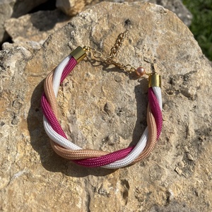 Twist karkötő fehér, púder, magenta - ékszer - karkötő - fonott karkötő - Meska.hu