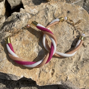Twist karkötő fehér, púder, magenta - ékszer - karkötő - fonott karkötő - Meska.hu