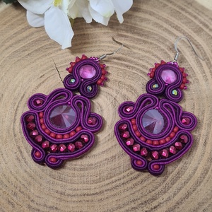 Lila, pink, fuschia sujtás fülbevaló, sujtás ékszer, valódi swarovski, ajándék nőknek, sujtás technika - ékszer - fülbevaló - lógó fülbevaló - Meska.hu