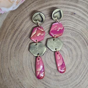 Hosszú, lógós, rózsaszín csíkos szín átmenetes arany szívecskés gyurma, polymerclay fülbevaló. Ajándék nőknek, lányoknak - ékszer - fülbevaló - lógó fülbevaló - Meska.hu