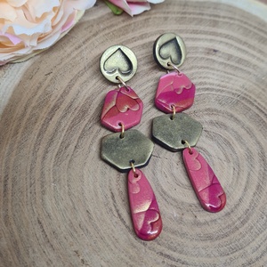 Hosszú, lógós, rózsaszín csíkos szín átmenetes arany szívecskés gyurma, polymerclay fülbevaló. Ajándék nőknek, lányoknak - ékszer - fülbevaló - lógó fülbevaló - Meska.hu