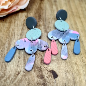 Pasztell színekkel festett hosszú, süthető gyurma fülbevaló. Ezüst, kék, barack, szürke színekben, polymerclay. Ajándék. - ékszer - fülbevaló - lógó fülbevaló - Meska.hu