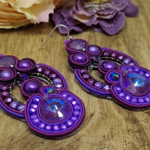 Hösszú lila,, fuschia-magenta sujtás fülbevaló, sujtás ékszer, valódi swarovski, ajándék nőknek, sujtás technika - ékszer - fülbevaló - lógó fülbevaló - Meska.hu