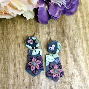 Virágmintás, levélmintás, kicsi lógós süthető gyurma fülbevaló. Swarovski. Polymer clay. Ajándék nőknek, lányoknak. - ékszer - fülbevaló - lógó fülbevaló - Meska.hu
