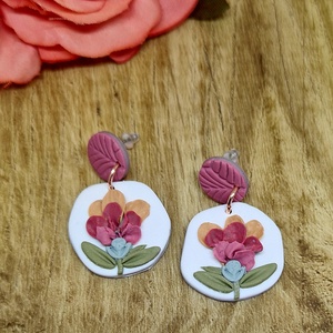 Virágmintás,  pink, fehér, zöld kerek lógós süthető gyurma fülbevaló. Polymer clay. Ajándék nőknek, lányoknak. - ékszer - fülbevaló - lógó fülbevaló - Meska.hu