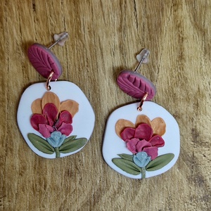 Virágmintás,  pink, fehér, zöld kerek lógós süthető gyurma fülbevaló. Polymer clay. Ajándék nőknek, lányoknak. - ékszer - fülbevaló - lógó fülbevaló - Meska.hu