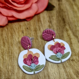 Virágmintás,  pink, fehér, zöld kerek lógós süthető gyurma fülbevaló. Polymer clay. Ajándék nőknek, lányoknak. - Meska.hu