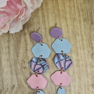 Tavaszi kaleidoszkóp mintás, pink, kék, lila lógós süthető gyurma fülbevaló. Polymer clay. Ajándék nőknek, lányoknak. - ékszer - fülbevaló - lógó fülbevaló - Meska.hu