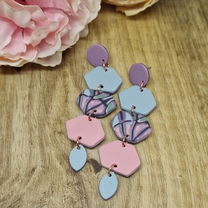 Tavaszi kaleidoszkóp mintás, pink, kék, lila lógós süthető gyurma fülbevaló. Polymer clay. Ajándék nőknek, lányoknak. - Meska.hu
