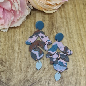 Márvány hatású mintás, pink, kék, szürke, zöld hosszú süthető gyurma fülbevaló. Polymer clay - ékszer - fülbevaló - lógó fülbevaló - Meska.hu