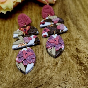 Virágokkal disztett, pink, fehér, arany, zöld hosszú süthető gyurma fülbevaló. Polymer clay. Ajándék nőknek. Tavaszi. - ékszer - fülbevaló - lógó fülbevaló - Meska.hu