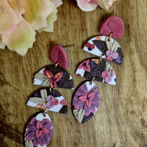 Virágokkal disztett, pink, fehér, arany, zöld hosszú süthető gyurma fülbevaló. Polymer clay. Ajándék nőknek. Tavaszi. - ékszer - fülbevaló - lógó fülbevaló - Meska.hu