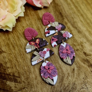 Virágokkal disztett, pink, fehér, arany, zöld hosszú süthető gyurma fülbevaló. Polymer clay. Ajándék nőknek. Tavaszi. - Meska.hu