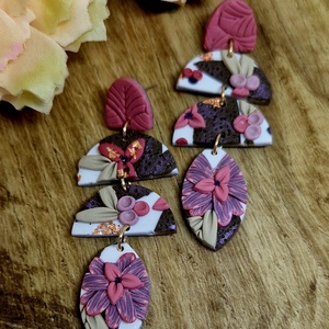 Virágokkal disztett, pink, fehér, arany, zöld hosszú süthető gyurma fülbevaló. Polymer clay. Ajándék nőknek. Tavaszi. - ékszer - fülbevaló - lógó fülbevaló - Meska.hu