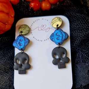 Halloween koponya fityegős, tök és denevér mintás logós fülbevaló. Polymer clay. Ajándék nőknek. - otthon & életmód - dekoráció - halloween - halloweeni ékszerek - Meska.hu