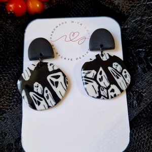 Halloween koponya mintás kerek fekete fehér fülbevaló. Polymer clay.  - Meska.hu