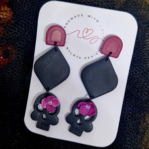 Halloween mintás logós mintás fülbevaló, csontváz virággal. Rózsaszín és fekete. Polymer clay. Ajándék nőknek. - ékszer - fülbevaló - lógó fülbevaló - Meska.hu