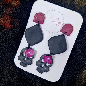 Halloween mintás logós mintás fülbevaló, csontváz virággal. Rózsaszín és fekete. Polymer clay. Ajándék nőknek. - ékszer - fülbevaló - lógó fülbevaló - Meska.hu
