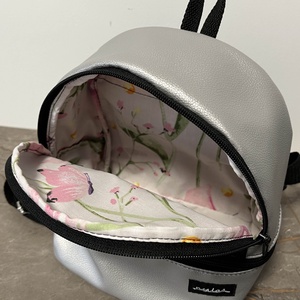 Szürke éjfekete műbőr mini hátizsák - táska & tok - hátizsák - hátizsák - Meska.hu