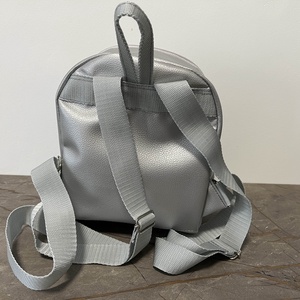 Ezüst műbőr mini hátizsák - táska & tok - hátizsák - hátizsák - Meska.hu