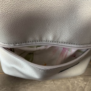 Ezüst műbőr mini hátizsák - táska & tok - hátizsák - hátizsák - Meska.hu