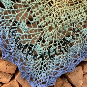 Horgolt kendő a tengerpart színeiben - ruha & divat - sál, sapka, kendő - vállkendő - Meska.hu