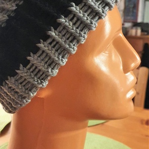 Szürke-fekete 100% merino gyapjú készült bojtos sapka - Meska.hu