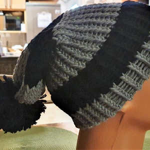 Szürke-fekete 100% merino gyapjú készült bojtos sapka - ruha & divat - sál, sapka, kendő - sapka & sál szett - Meska.hu