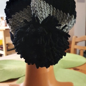 Szürke-fekete 100% merino gyapjú készült bojtos sapka - ruha & divat - sál, sapka, kendő - sapka & sál szett - Meska.hu