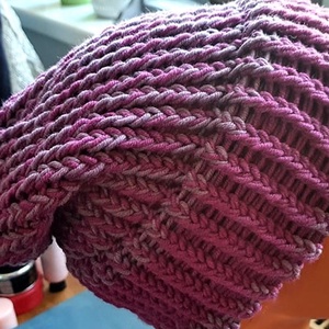 Lila-mályva színű 100% merino gyapjú puha, meleg varrás nélküli sapka bojttal - Meska.hu
