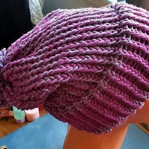 Lila-mályva színű 100% merino gyapjú puha, meleg varrás nélküli sapka bojttal - ruha & divat - sál, sapka, kendő - sapka - Meska.hu
