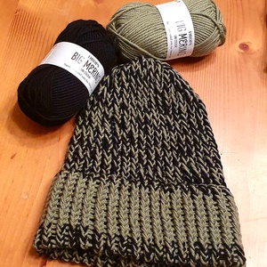 Zöld-fekete színű 100% merino gyapjú puha, meleg, varrás nélküli sapka  - ruha & divat - sál, sapka, kendő - sapka - Meska.hu