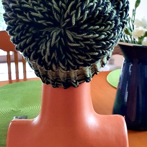 Zöld-fekete színű 100% merino gyapjú puha, meleg, varrás nélküli sapka  - ruha & divat - sál, sapka, kendő - sapka - Meska.hu
