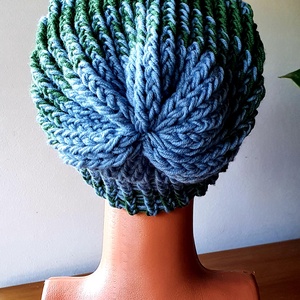 100% merino gyapjú fonalból kézzel készített kék-zöld színű női sapka - ruha & divat - sál, sapka, kendő - sapka - Meska.hu