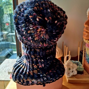 DHG Piuma Print 100% extra finom merino gyapjú fonalból kézzel készült sapka-körsál szett  - ruha & divat - sál, sapka, kendő - sapka & sál szett - Meska.hu