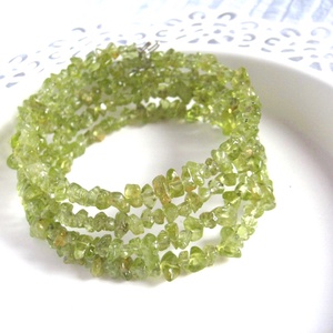 Peridot/olivin memória karkötő - ékszer - karkötő - memóriadrótos karkötő - Meska.hu
