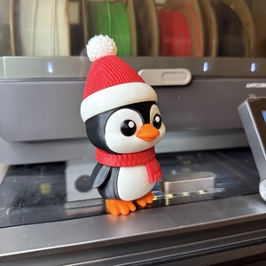 Téli Kispingvin � Egyedi Karácsonyi Dekoráció Bojtos Sapkában (13 cm) - kellékek & szerszámok - dekorációs kellékek - figurák - Meska.hu