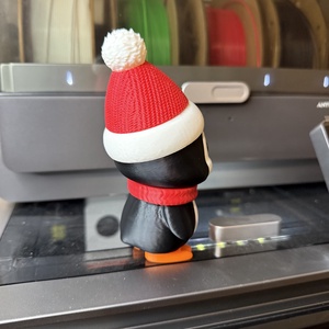 Téli Kispingvin � Egyedi Karácsonyi Dekoráció Bojtos Sapkában (13 cm) - kellékek & szerszámok - dekorációs kellékek - figurák - Meska.hu