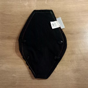 Fekete alapon virágok tanga mosható betét 18cm - eü - szépségápolás - intim higiénia - intimbetét - Meska.hu