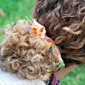 Matyó mintás hajgumi szett lófarokhoz - scrunchie hajgumi - Oeko-tex minősítésű anyag - ruha & divat - hajdísz & hajcsat - hajgumi - Meska.hu
