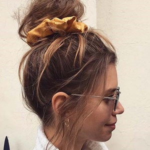 Virágos vastag, erős hajgumi dús hajra  - 'Bun Scrunchie' hajgumi  - ruha & divat - hajdísz & hajcsat - hajgumi - Meska.hu