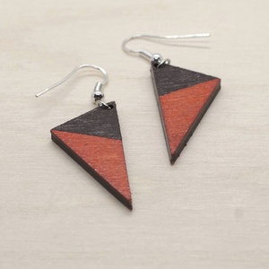 narancs-barna aszimmetrikus háromszög - fa fülbevaló - ékszer - fülbevaló - lógó fülbevaló - Meska.hu