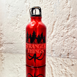 Stranger Things kulacs piros 400ml, Otthon & Életmód, Konyhafelszerelés, tálalás, Italos kellékek, Kulacsok, , MESKA