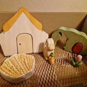 Húsvéti nyuszibox fajáték szett, Ünnepi díszek, dekorációk, Húsvéti díszek és dekorációk, Húsvéti asztaldíszek, Famegmunkálás, Festett tárgyak, Kezeletlen hársfából gyerekbarát lazúrral készült fafigura szett.
A nyusziház mérete: 15,5x14x2,5cm..., MESKA