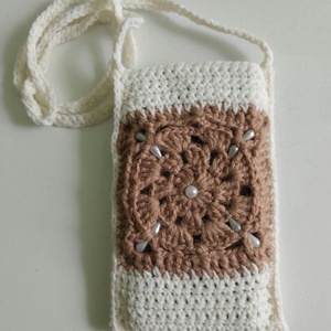 Kávéház hangulat � Gyöngyökkel díszített horgolt granny square mobiltáska - táska & tok - pénztárca & más tok - telefontok - Meska.hu
