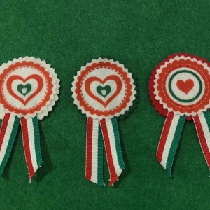 Nemzeti színű kitűző hölgyeknek - Meska.hu