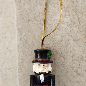 Gárdista, diótörő, polirezin figura, 5cm akasztható vagy öntapadós - kellékek & szerszámok - dekorációs kellékek - egyéb kellékek - Meska.hu