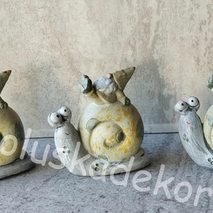 Manó csigán, kerámia tavaszi, nyári figura, 2 féle, 7 x 8 x 3cm - kellékek & szerszámok - dekorációs kellékek - figurák - Meska.hu