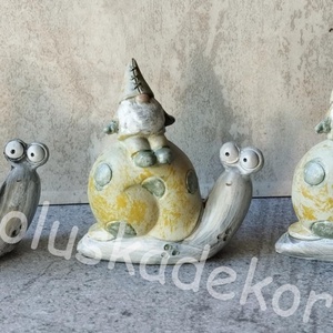 Manó csigán, kerámia tavaszi, nyári figura, 2 féle, 7 x 8 x 3cm - kellékek & szerszámok - dekorációs kellékek - figurák - Meska.hu